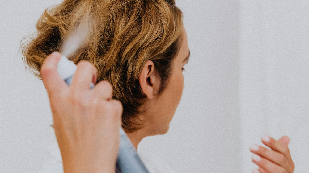 Snelle fixes voor een bad hair day: zo red je je kapsel snel en makkelijk