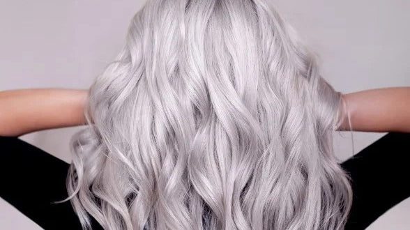 Je haar grijs verven. Zo doe je dat!