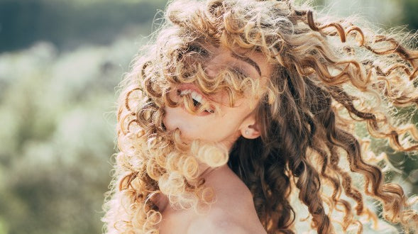 Haarprobleem: Uitzakkende krullen