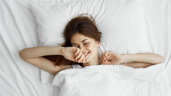 Hoe herstel je beschadigd haar terwijl je slaapt?