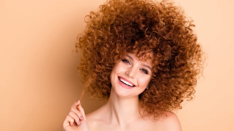 Krullend haar herstellen en verzorgen. Zo heb je de mooiste krullen in 3 stappen!