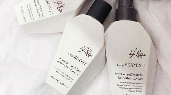 Ga droog en beschadigd haar tegen met het gebruik van algen