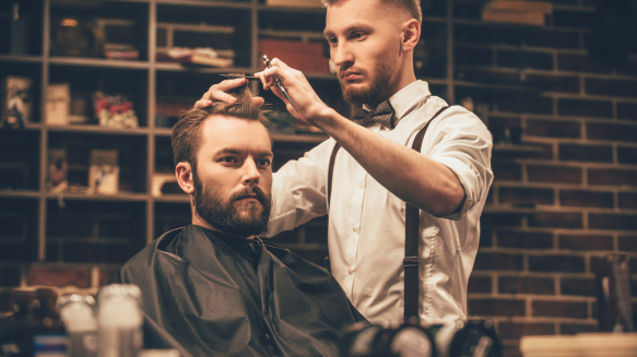 De Populairste Mannenkapsels van 2024: Lang bovenop, Middenscheiding, French Crop en Taper Fade