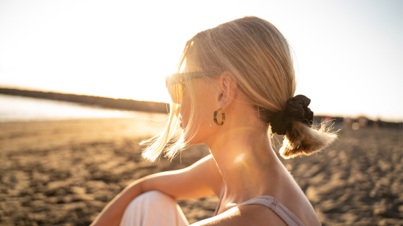 Verzorging voor je haar in de zomer: zo zorg je ervoor dat je lokken gezond blijven.
