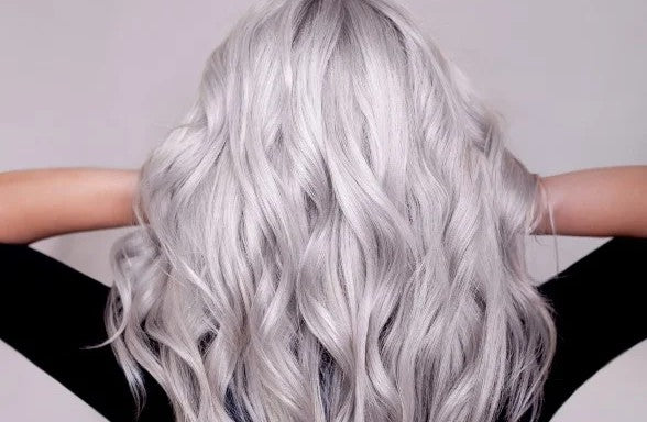 Je haar grijs verven. Zo doe je dat!