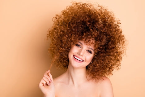 Krullend haar herstellen en verzorgen. Zo heb je de mooiste krullen in 3 stappen!